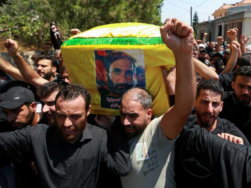 مشيعون يحملون نعش عضو حزب الله علي شبلي