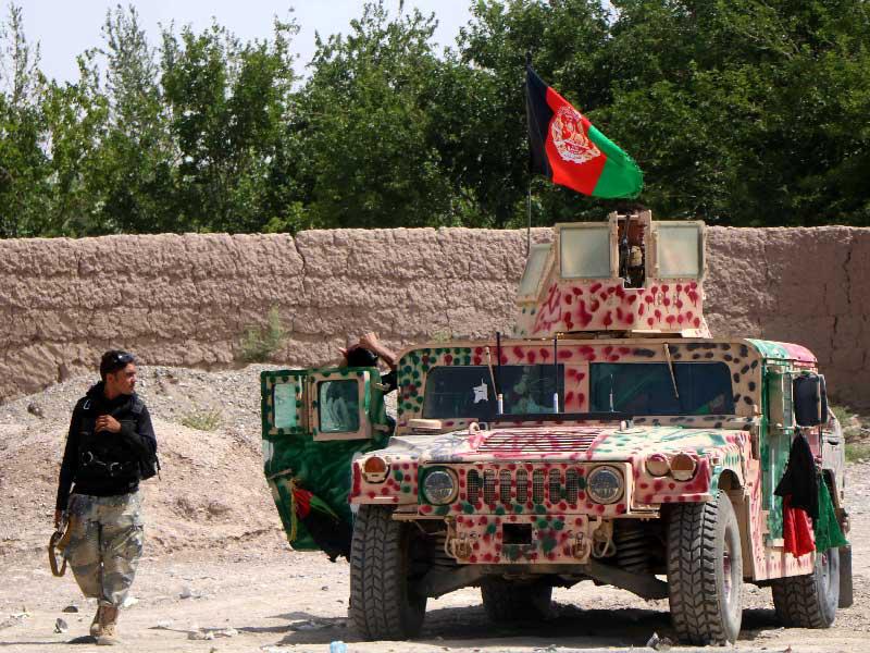  أمنيون أفغان مسلحون يقفون حراسة عند نقطة تفتيش