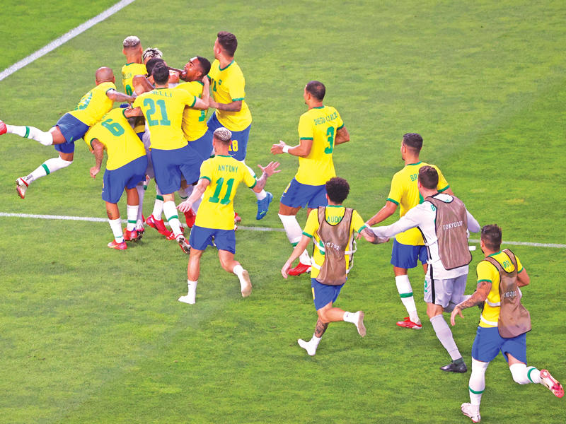 فرحة لاعبي البرازيل بعد التأهل للنهائي 