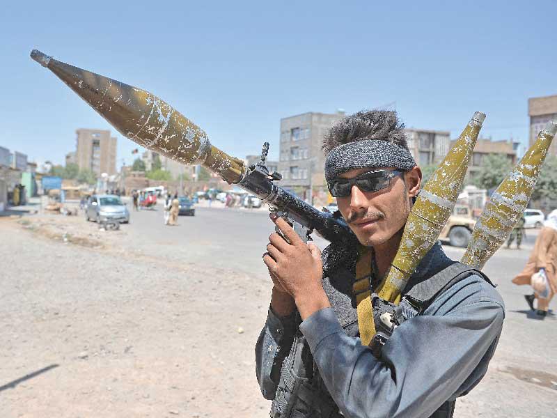 شرطي أفغاني يحمل قاذفة «آر بي جي» في هيرات أمس الأول t(أ ف ب)