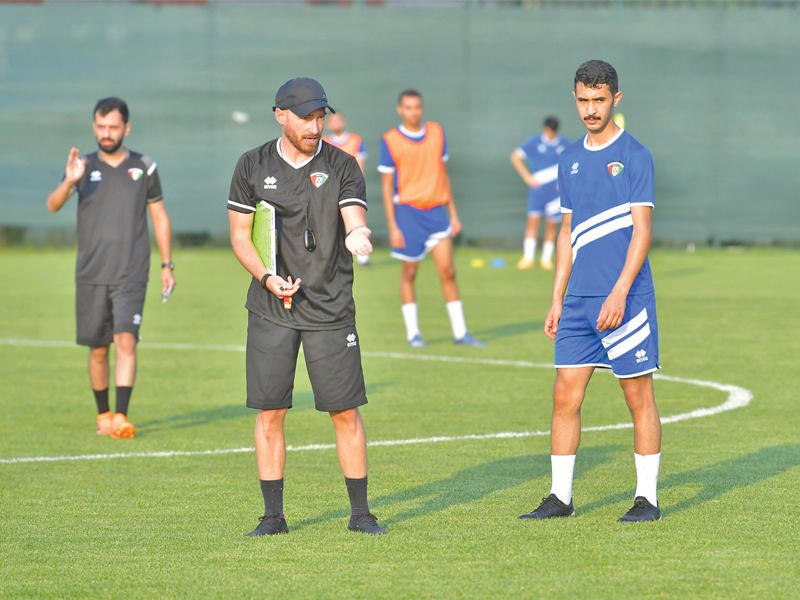 غونزاليس يوجه اللاعبين في أحد التدريبات بأزميت