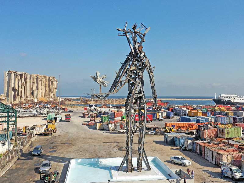 تمثال من بقايا حطام الانفجار تم نصبه في مرفأ بيروت (رويترز)