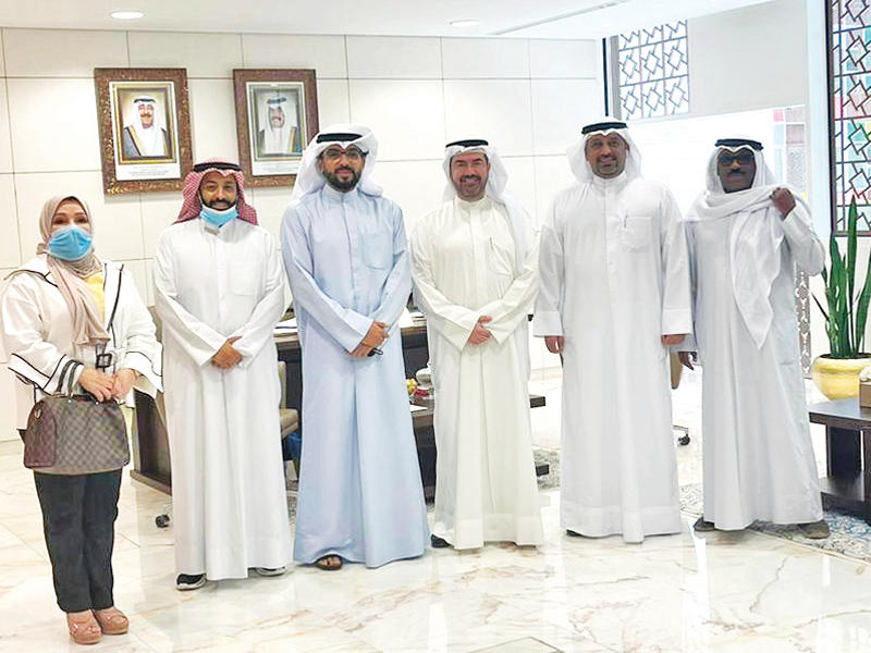 وكيل وزارة الشؤون الاجتماعية عبدالعزيز شعيب خلال استقباله مجموعة من أهالي منطقة الدسمة أمس