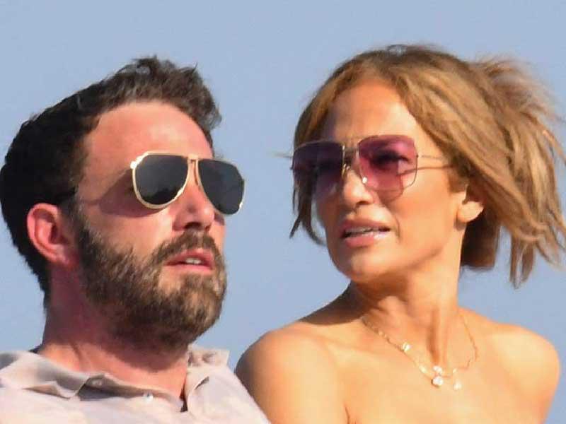 الممثل بن أفليك والمغنية جنيفر لوبيز