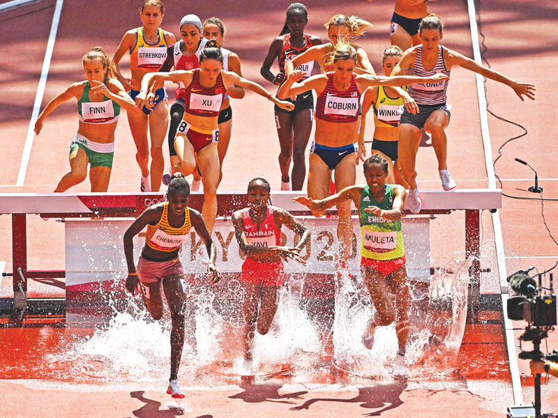 جانب من سباق نهائي 3000 متر موانع للسيدات 