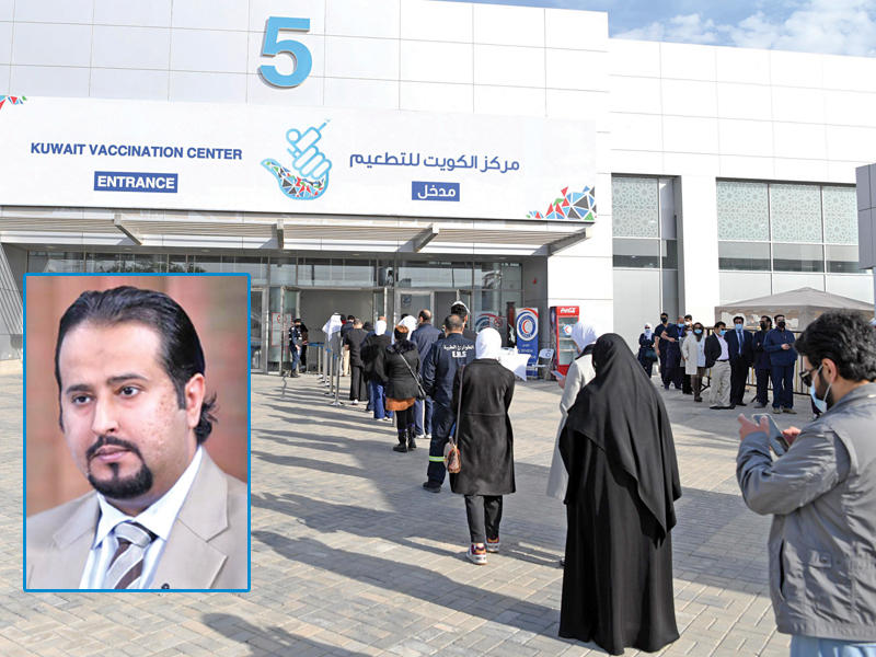 جانب من الإقبال الكبير على التطعيم ويظهر في الإطار رئيس مركز صباح الأحمد للتطعيم د. محمد المهنا