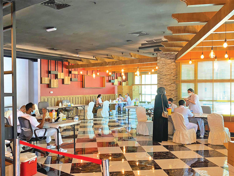 جانب من حملة تطعيم موظفي الحضانات أمس