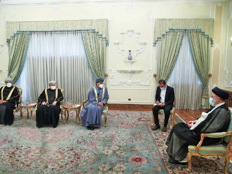 رئيسي مستقبلاً وزير خارجية عمان بدر البوسعيدي في طهران أمس (إرنا)