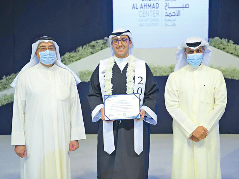 المدير العام لمؤسسة الكويت للتقدم العلمي د. خالد الفاضل والعبلاني خلال تكريم أحد الخريجين