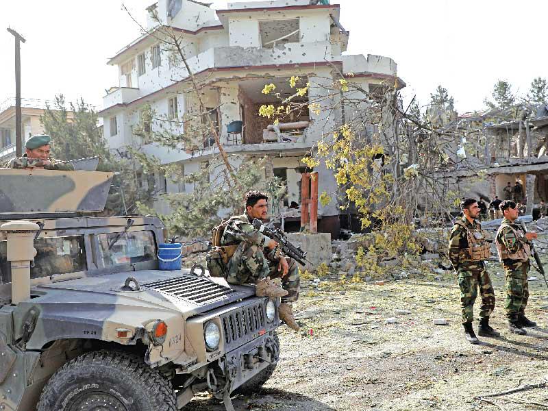 عناصر من الجيش الأفغاني قرب موقع تفجير السيارة المفخخة في كابول أمس (رويترز)