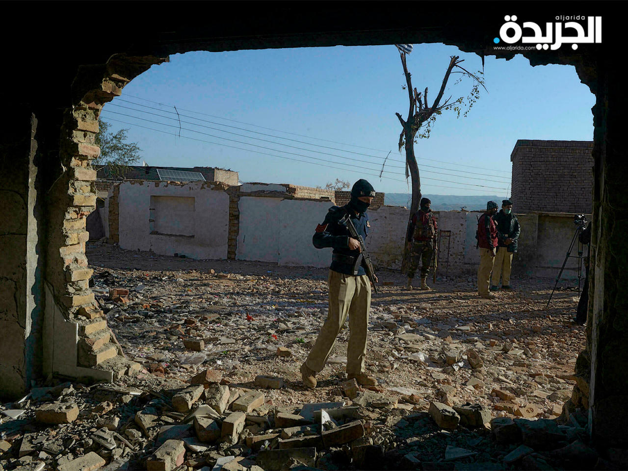 شرطي يقف أمام معبد هندوسي أحرق في ديسمبر 2020 «أرشيف»