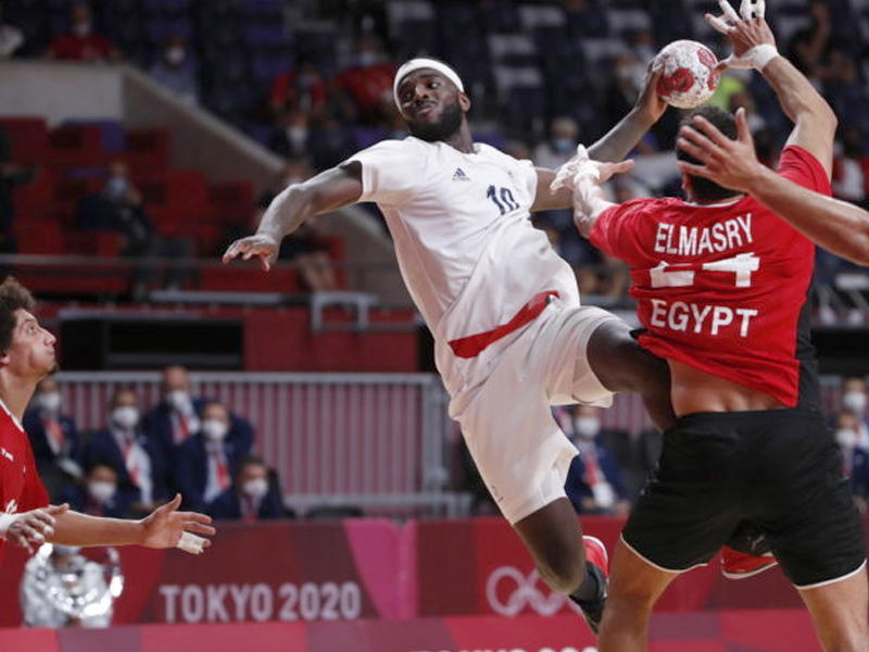 لاعب المنتخب الفرنسي مسدداً