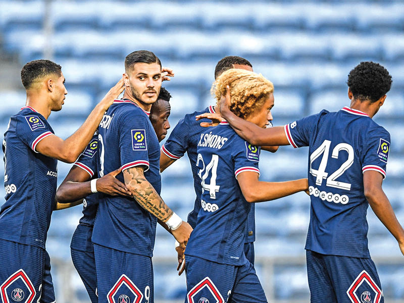 لاعبو باريس سان جرمان في لقاء سابق