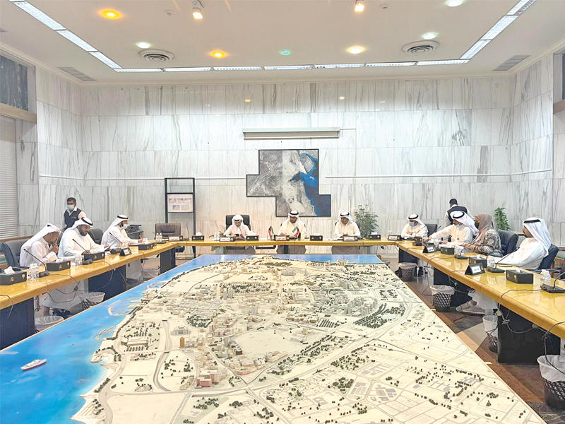 جانب من اجتماع لجنة حولي أمس