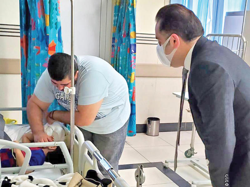 المتحدث الرسمي باسم وزارة الصحة د. عبدالله السند خلال تفقده الطفل المصاب في المستشفى