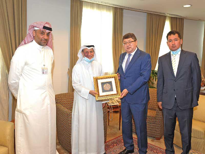  نائب المدير العام لدى غرفة تجارة وصناعة الكويت حمد العمر مستقبلاً السفير الكازاخستاني