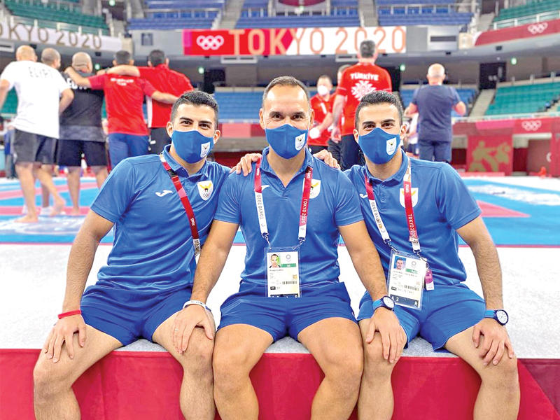  بطل الكويت اللاعب محمد الموسوي مع شقيقه والمدرب