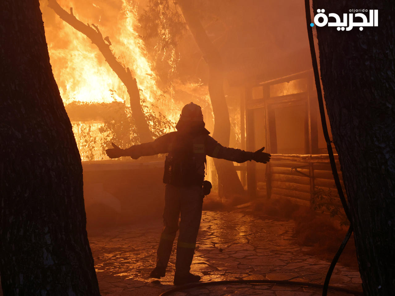 رجال الإطفاء يستنفرون طاقاتهم لوقف زحف النيران