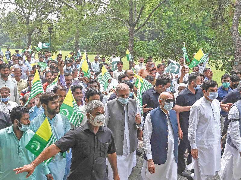 باكستان تنشر قوات الأمن بعد حرق معبد هندوسي n