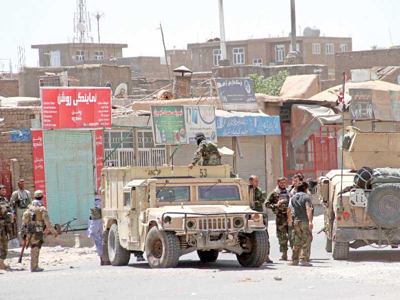 مقاتلون مؤيدون لإسماعيل خان في هيرات أمس (اي بي ايه)