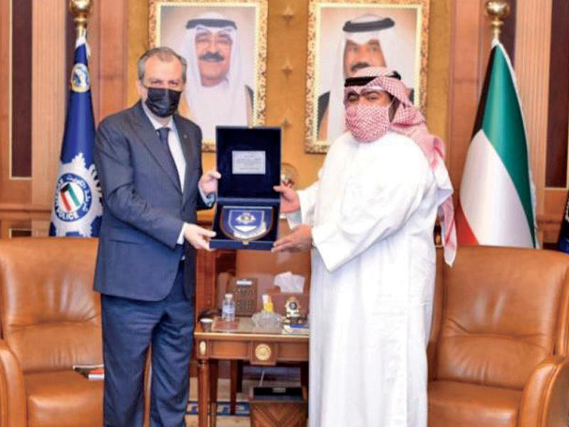  وزير الداخلية الشيخ ثامر العلي مستقبلاً حدادين أمس الأول