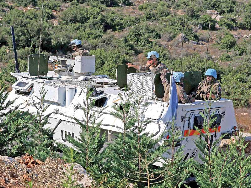 دورية لـ«اليونيفيل» على الطريق بين بلدتي الناقورة والشماع جنوب لبنان أمس (أ ف ب) 
