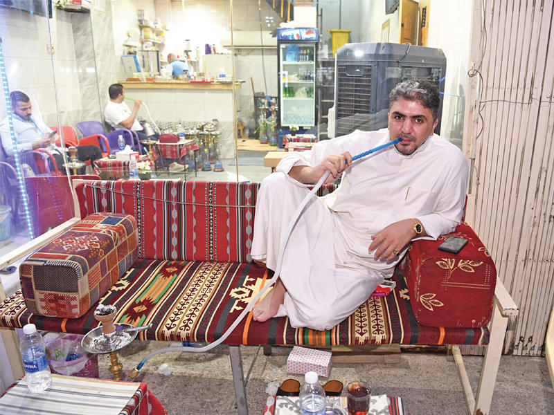 «الشيشة» تعود للمقاهي