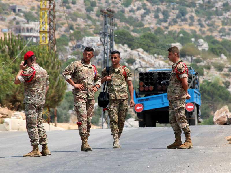 عناصر من الجيش اللبناني قرب شاحنة تحمل راجمة صواريخ بعد اعتراضها من أهالي قرية شويا الدرزية في منطقة حاصبيا أمس الأول    (رويترز)