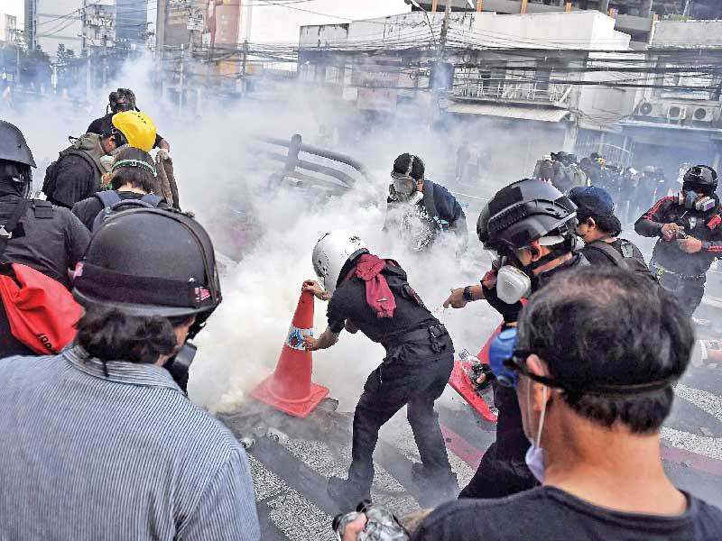 متظاهر تايلندي مع الشرطة