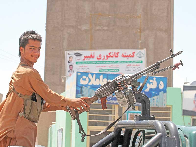 مقاتل من الميليشيات الموالية لحكومة كابول في هيرات أمس الأول (أ ف ب)