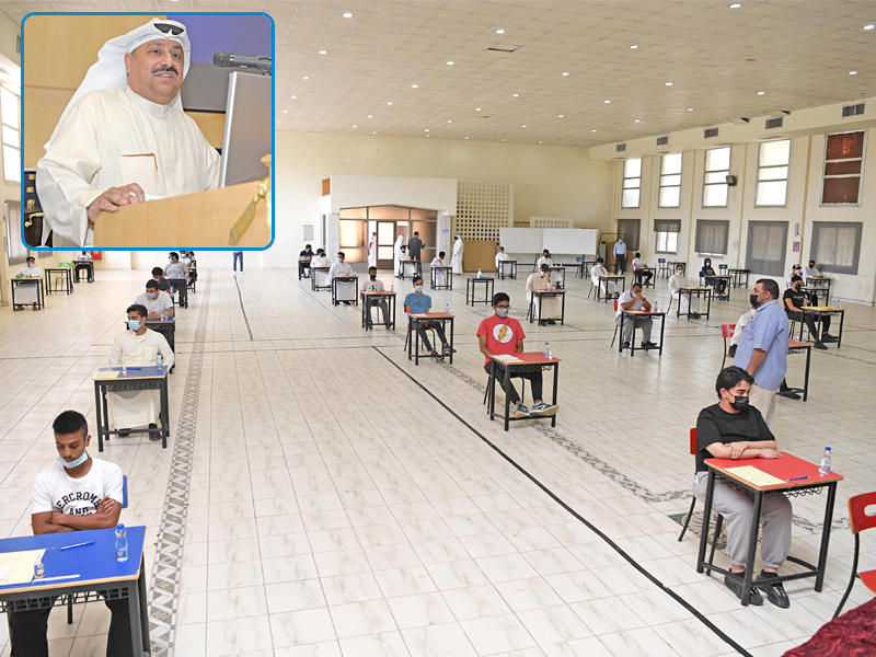 صورة لطلبة الثانوية العامة خلال أداء اختبارات العام الماضي ويظهر في الإطار مدير الادارة فيصل الأستاذ