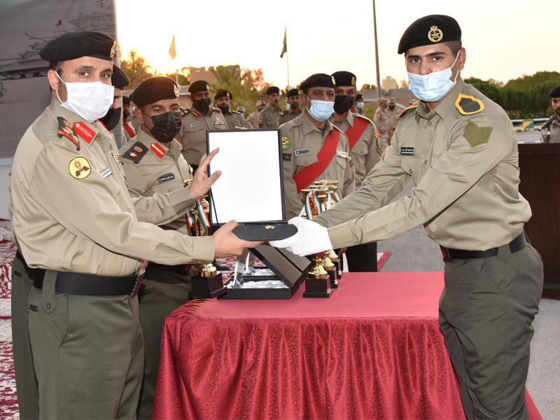 تكريم أحد الخريجين