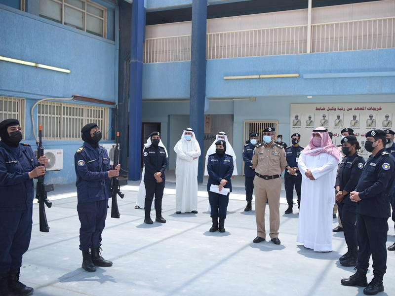  وزير الداخلية وزير الدفاع بالإنابة الشيخ ثامر العلي خلال زيارته لمعهد الشرطة النسائية