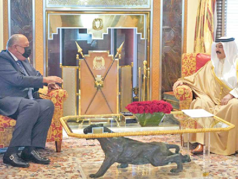 عاهل البحرين مستقبلاً شكري أمسt (بنا)