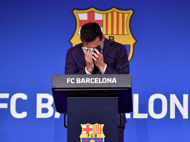 الدموع خانت ميسي وانهمرت في وداع برشلونة (أف ب)