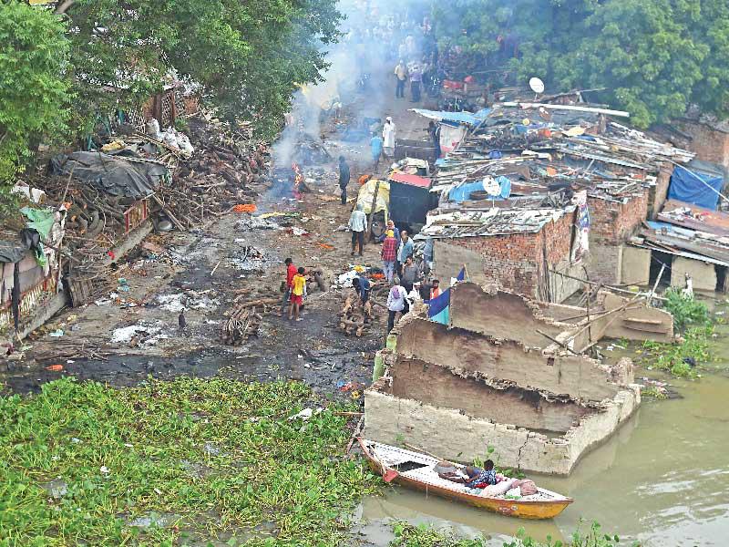 نهر الغانج يغمر منزلاً هندياً أمس (أ ف ب)