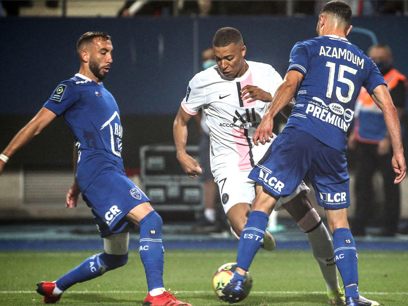 الفرنسي كيليان مبابي يحاول المرور من لاعبي تروا 