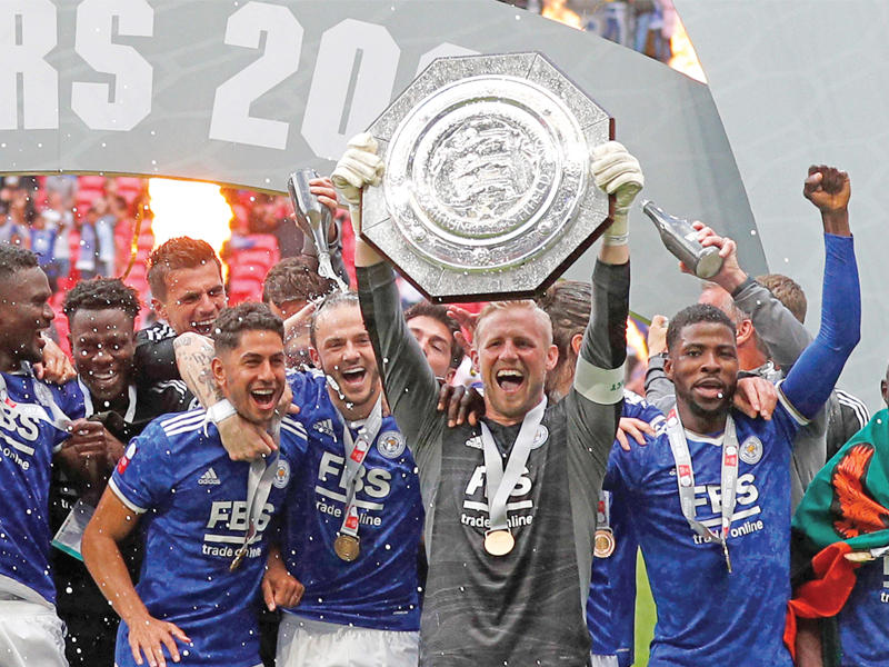 حارس مرمى ليستر سيتي شمايكل يحتفل بالدرع