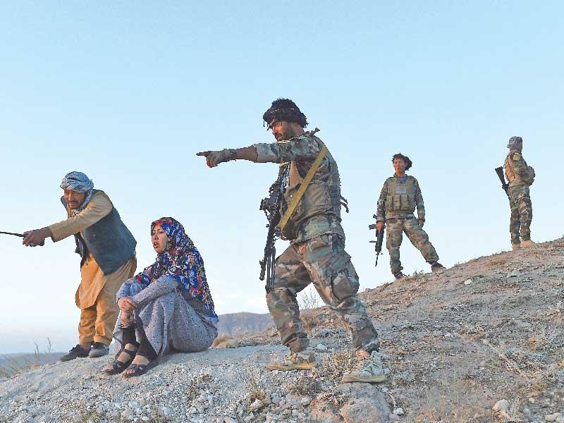 سليمة مزاري حاكمة منطقة تشاركينت في ولاية بلخ برفقة أفراد الأمن على الخطوط الأمامية مع «طالبان» (ا ف ب)