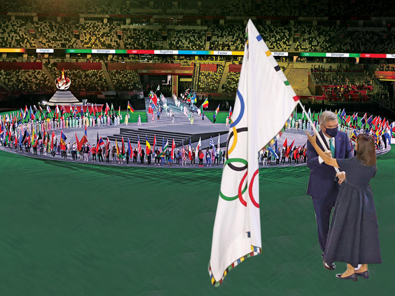 رئيس اللجنة الأولمبية الدولية توماس باخ يسلم العلم الأولمبي إلى عمدة باريس هيدالغو 