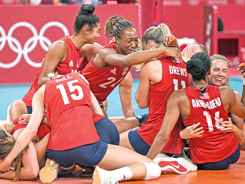 لاعبات الولايات المتحدة يحتفلن بذهبية الكرة الطائرة