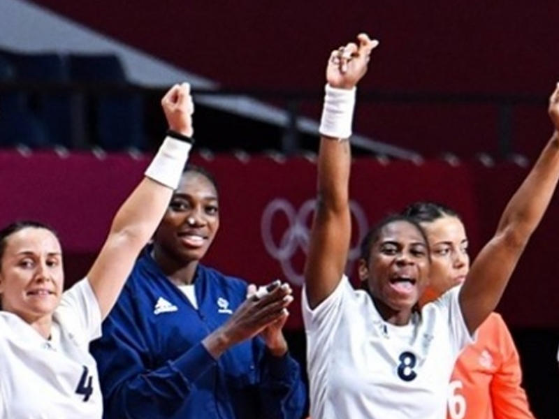 جانب من احتفال المنتخب الفرنسي لكرة اليد بالميدالية الذهبية