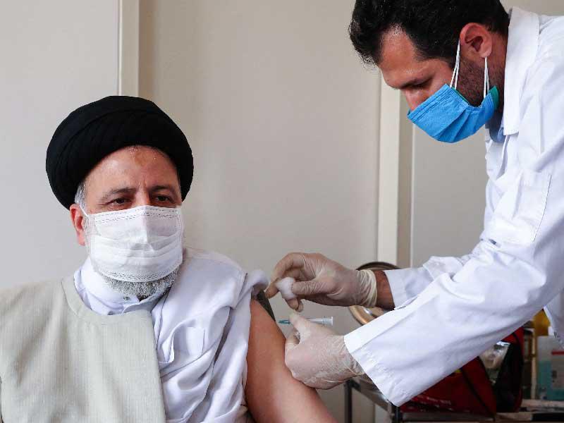 الرئيس الإيراني إبراهيم رئيسي يتلقى اول جرعة من لقاح فيروس كورونا المصنع محلياً