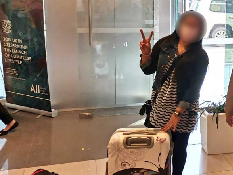 احدى العاملات بعد انهاء فترة الحجر الصحي