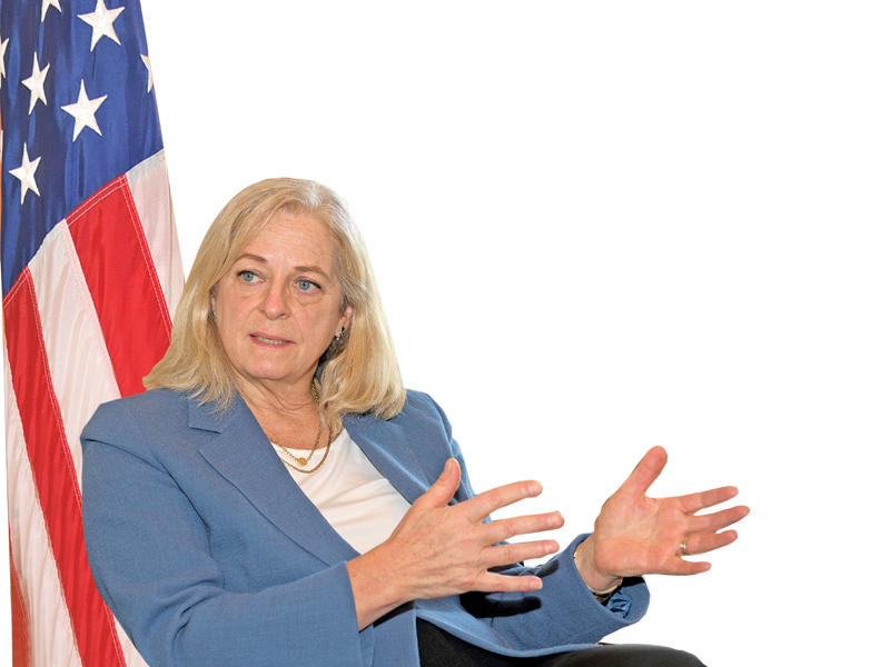 السفيرة الأميركية لدى الكويت ألينا رومانوسكي