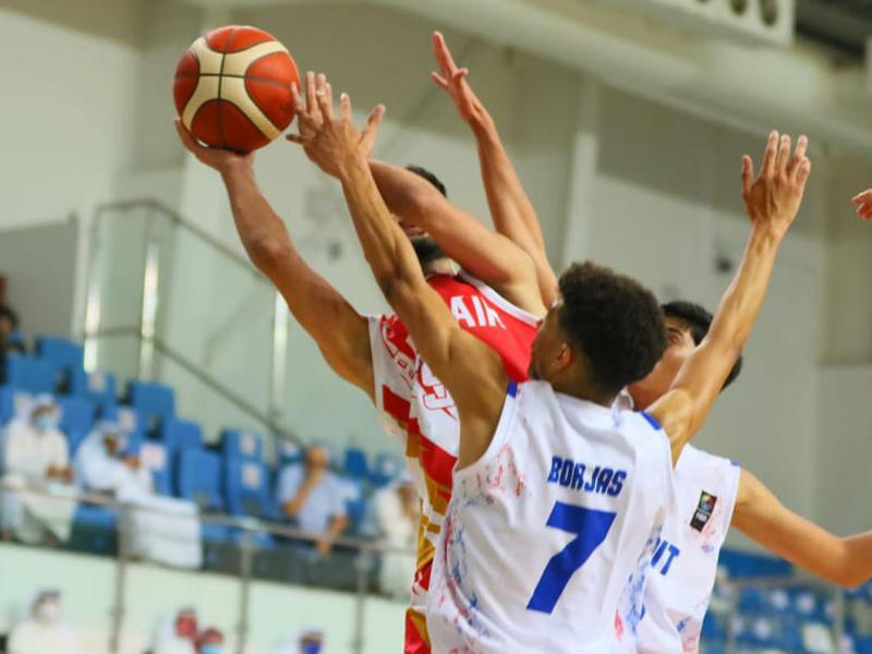 جانب من مباراة الأزرق والمنتخب البحريني