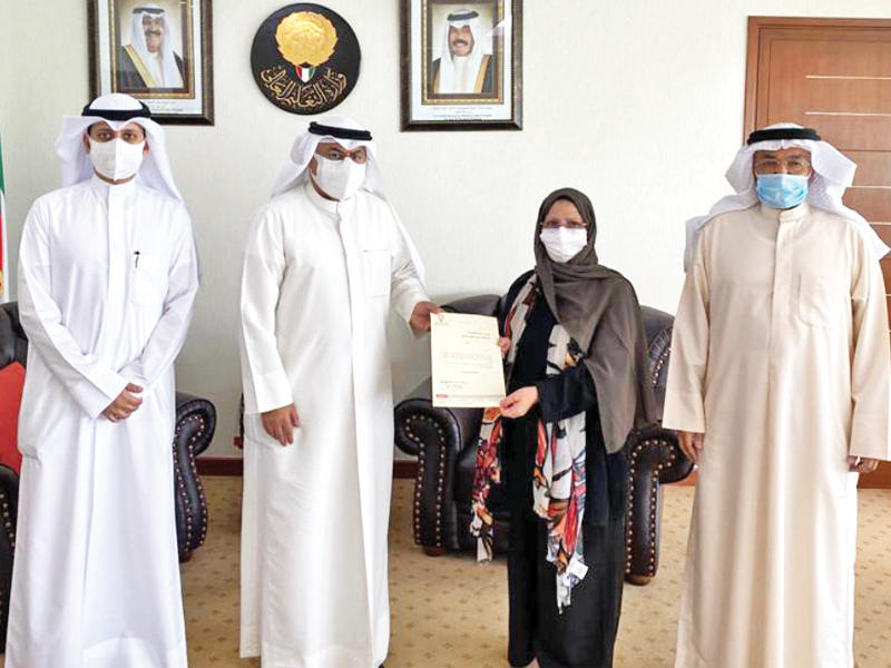   وزير النفط وزير التعليم العالي الدكتور محمد الفارس متوسطاً  رئيسة الجمعية الدكتورة فاطمة الثلاب ووفد جمعية «المخترعين»