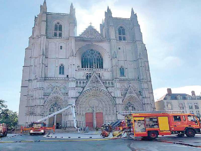 اغتيال قس فرنسي على يد رواندي