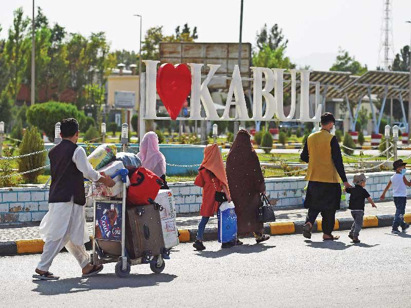 مسافرون أفغان وهم يغادرون مطار كابول أمس الأول   (أ ف ب)