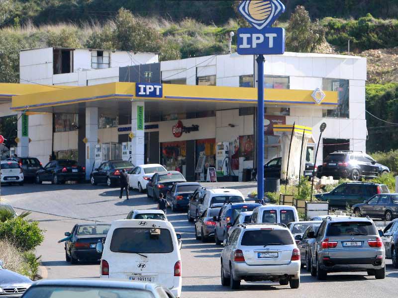 طوابير الوقود أمام المحطات